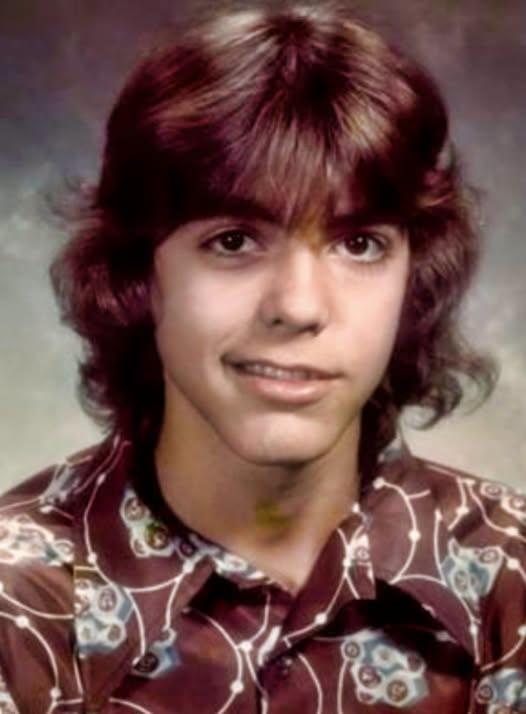 RecipesLook closely… do you recognize him? 👀This ordinary school photo hides a boy who would one day become one of the most recognizable faces in Hollywood 😲📸. At the time, he was just another student, nothing hinted at the worldwide fame, glamour, and success that awaited him.🎬It’s hard to believe that this young face would become a true movie legend… but the transformation is incredible. 💭Think you figured it out? 👀👇👉👉 Check the comment above to reveal his identity! 📸⬇️⬇️⬇️